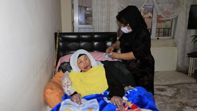22 YILDIR YATAĞA BAĞIMLI KAYINVALİDESİNE BAKIYOR