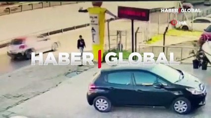 Avcılar'da bir işyerine ait balon maskot iki çocuk tarafından bıçaklandı