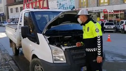 Yavru kediyi polisler kurtardı