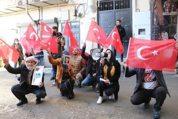 HAKKARİ'DE, HDP ÖNÜNDEKİ EVLAT NÖBETİNDE 22'NCİ HAFTA