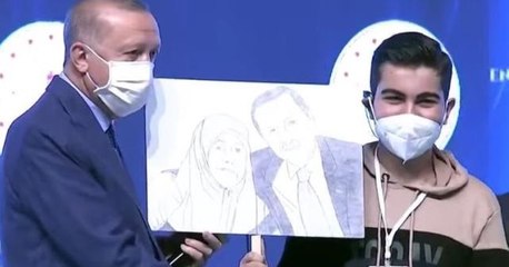 Cumhurbaşkanı Erdoğan'ı duygulandıran hediye! Engelli gencin elini öperek karşılık verdi