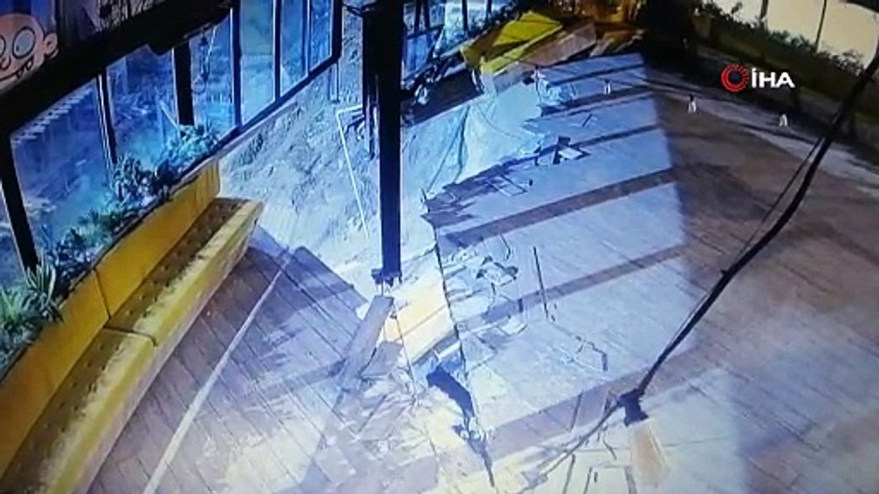 Korku dolu anlar: AVM'deki kafe çöktü!