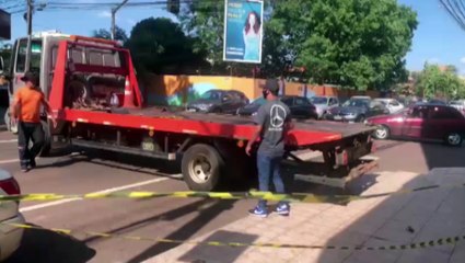 Após invadir empresa, carro é guinchado; Destruição fica ainda mais visível