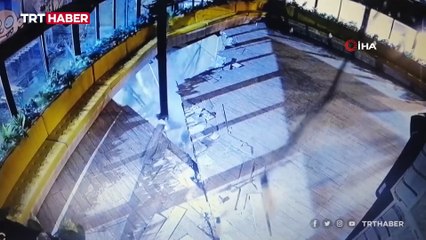 Bolu'da AVM'nin dışındaki kafenin çökme anı kamerada