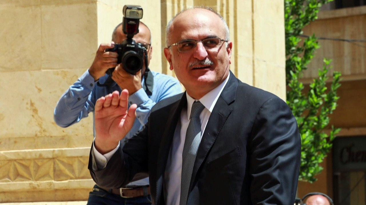 المحقق العدلي يطلب التنفيذ الفوري لمذكرة توقيف وزير سابق في قضية انفجار مرفأ بيروت