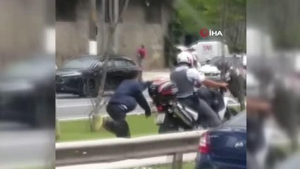 Son dakika haberleri... Polis, motoruna kelepçelediği siyahi şüpheliyi peşinden koşturdu