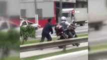 Polis, motoruna kelepçelediği siyahi şüpheliyi peşinden koşturdu