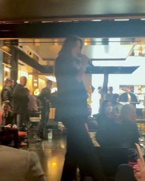 Carla Bruni chante sous les yeux de Nicolas Sarkozy lors de la soirée d'ouverture du Bulgari Hotel à Paris, le 1er décembre 2021