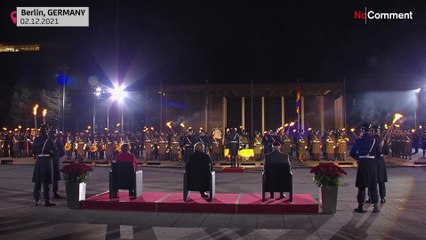 شاهد: بالموسيقى والكثير من التأثر... ألمانيا تودع المستشارة أنغيلا ميركل بعد 16 عاما في السلطة