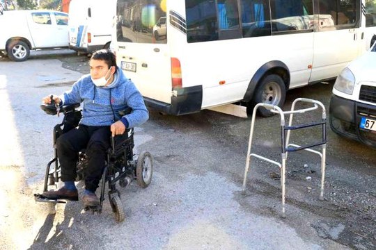 Doğuştan yürüme engelli Yaşar, yürüme hayaliyle yaşıyor
