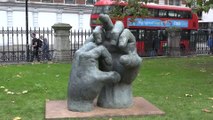 Chillida Belzunce instala en Londres dos grandes figuras de manos de bronce