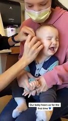 Maravilloso vídeo de un bebé que escucha por primera vez