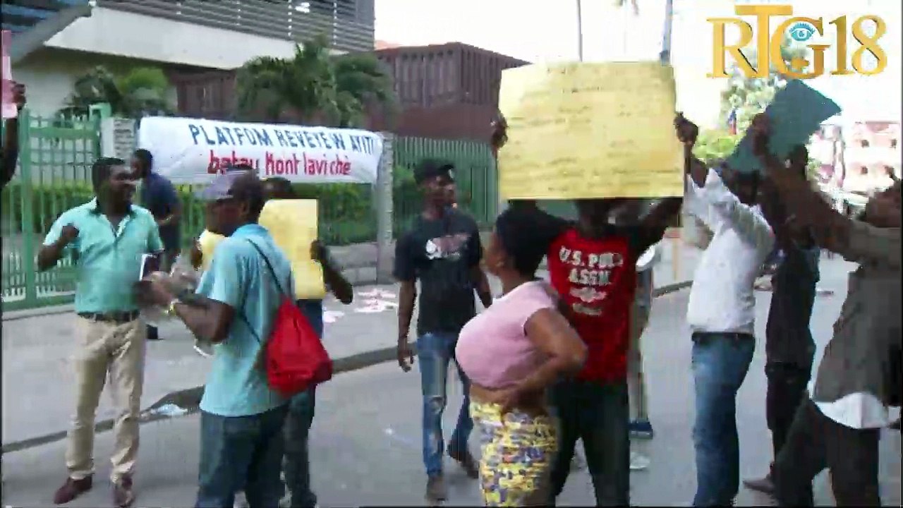 Platfòm Reveyew Ayiti òganize yon sitin devan ministè komès pou egzije otorite yo pran dispozisyon