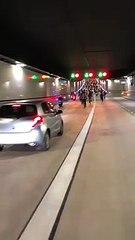 VÍDEO: Un centenar de ciclistas invaden el túnel de Glòries