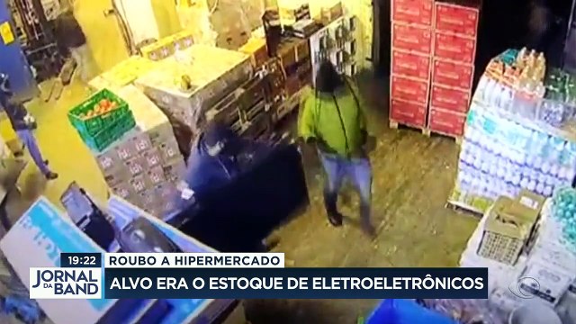 Vinte criminosos estão sendo caçados pela polícia em São Paulo depois de assaltarem um dos maiores mercados da cidade.