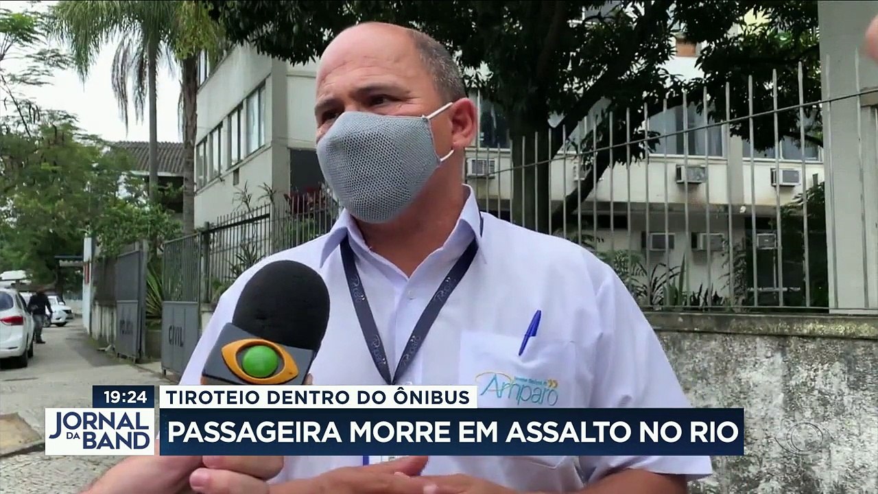 No Rio, um tiroteio dentro de um ônibus terminou com a morte de uma pessoa inocente.