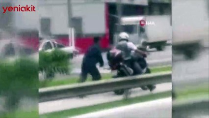 İnsanlık dışı görüntü! Polis, motoruna kelepçelediği siyahiyi peşinden koşturdu