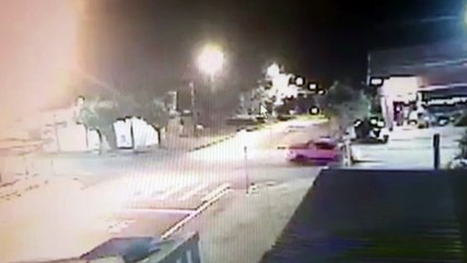Câmera flagra momento em que duas motos colidem na Rua Europa, no Bairro Morumbi