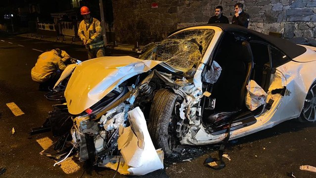 Sarıyer’de lüks araç elektrik direğine çarptı: 2’si ağır 3 yaralı