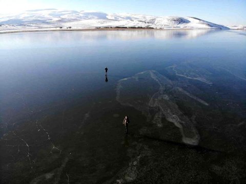 Son dakika haber: Buz tutan Çıldır Gölü'nde 'vals'