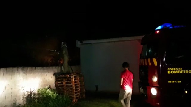 Bombeiros são acionados para combaterem incêndio em vegetação na região do Lago Azul