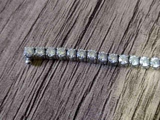 Yolda bulduğu 2 milyonluk pırlanta kolyeyi sahibine teslim etti... Tebrik beklerken tepkiyle karşılaştı