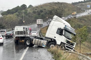 Başakşehir'de tır bariyerlere çarpıp otluk alana girdi
