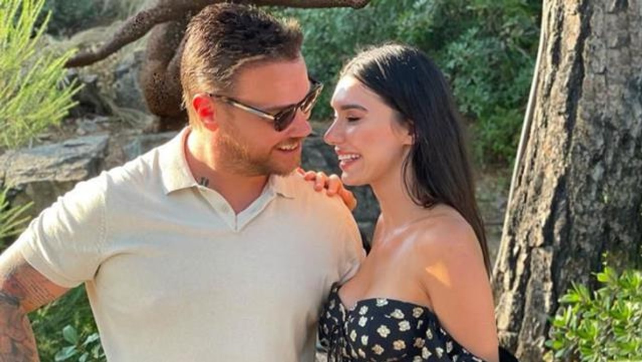 Sinan Akçıl, oyuncu eşi Burcu Kıratlı'ya rol gereği öpüşmeyi yasakladı