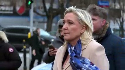 Gesto insólito de Marine Le Pen antes de reunirse con ultraderechistas europeos en Varsovia