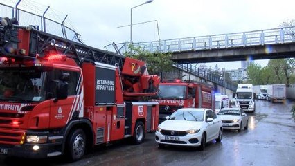EYÜPSULTAN'DAKİ ESKİ TRAKTÖR FABRİKASINDA YANGIN