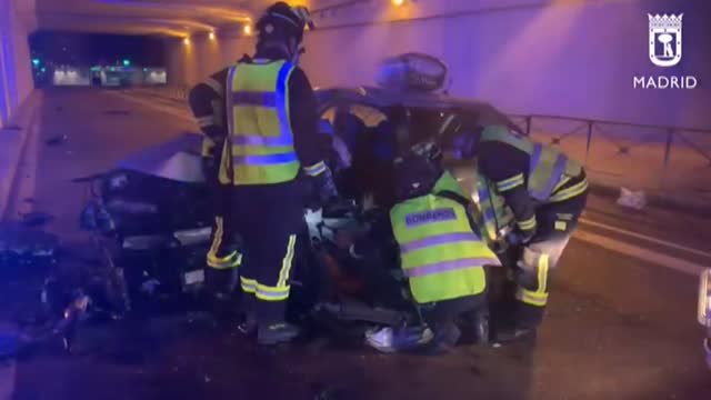 Heridas de gravedad dos personas en Madrid tras chocar su coche contra un pilar