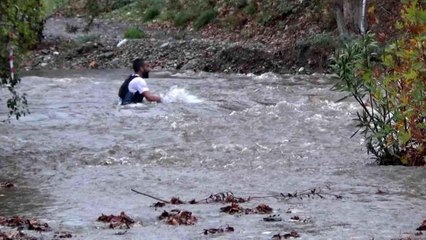 Télécharger la video: İda Ultra Maraton'da boğulma tehlikesi geçiren sporcunun zor anları kameralara yansıdıİda Ultra Maraton'da boğulma tehlikesi geçirdi vazgeçmedi...