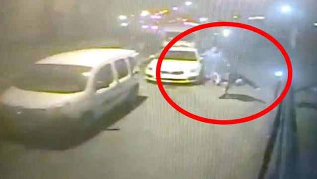 Korku dolu anlar kamerada! Tartıştığı taksicinin yola doğru ittiği kadın, ölümle burun buruna geldi