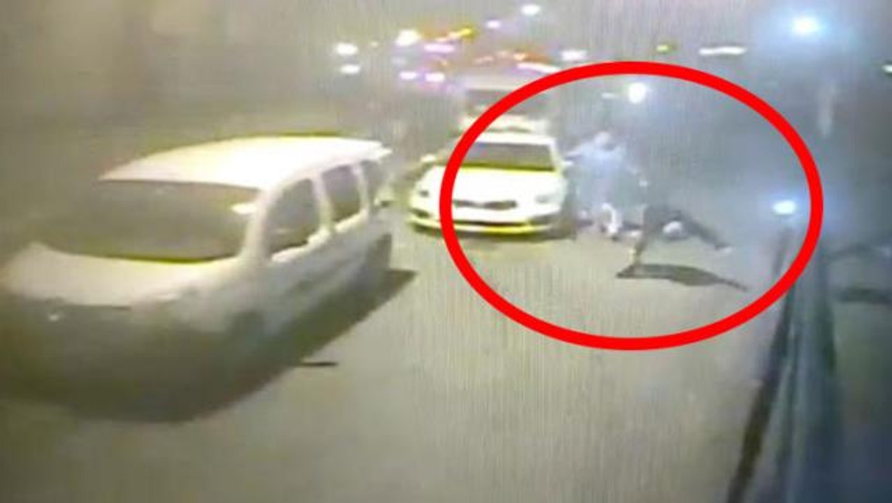 Korku dolu anlar kamerada! Tartıştığı taksicinin yola doğru ittiği kadın, ölümle burun buruna geldi