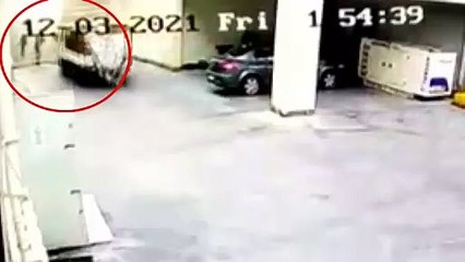 Hırsızlar, üstlerine kilitlenen kapıyı kamyonetle geçti