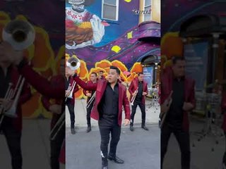 La Arrolladora para el tráfico para cantar en las calles de #Chicago