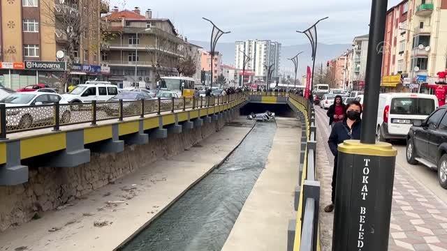 Dereye devrilen polis aracındaki bir memur yaralandı