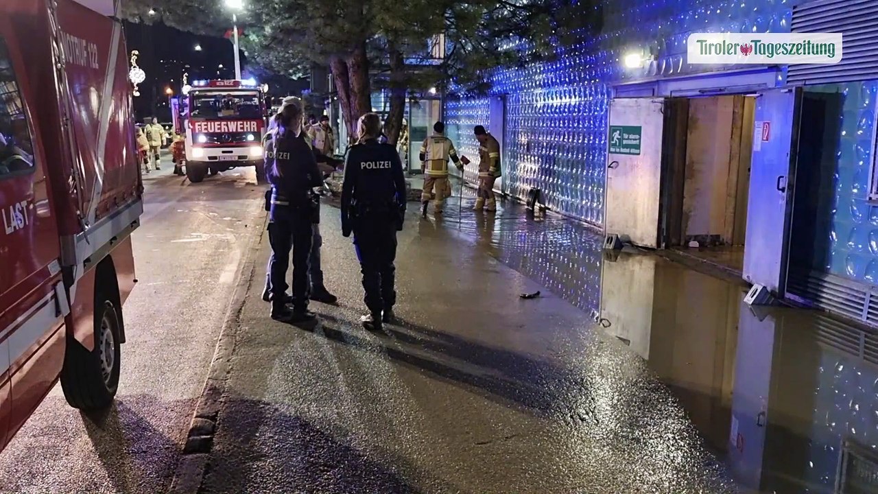 Auto prallte in Rum gegen Hydranten: Wasserschaden in Großmarkt