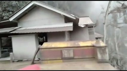 Индонезия: Семеру засыпал пеплом близлежащие деревни