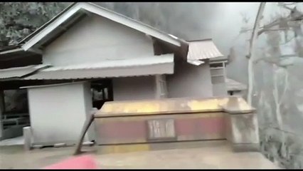 Violenta erupción del volcán Semeru en el sur de la isla de Java