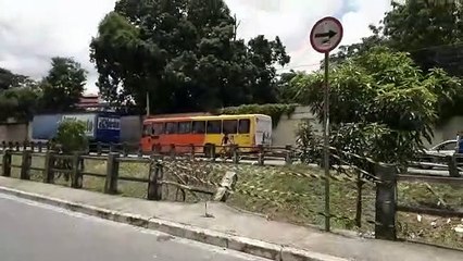 Em Contagem, carro perde controle na descida, cai em córrego e resulta em vítima fatal