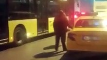 Taksicinin yere ittiği turist kadın, otobüsün altında kalmaktan son anda kurtuldu