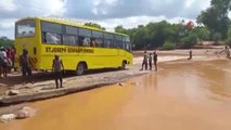 Kenya'da taşan nehri geçmek isteyen otobüs devrildi: 20 ölü