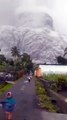 Volcán Semeru en Indonesia entra en erupción dejando un fallecido y varias personas lesionadas