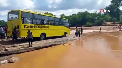 Kenya’da taşan nehri geçmek isteyen otobüs devrildi: 20 ölü