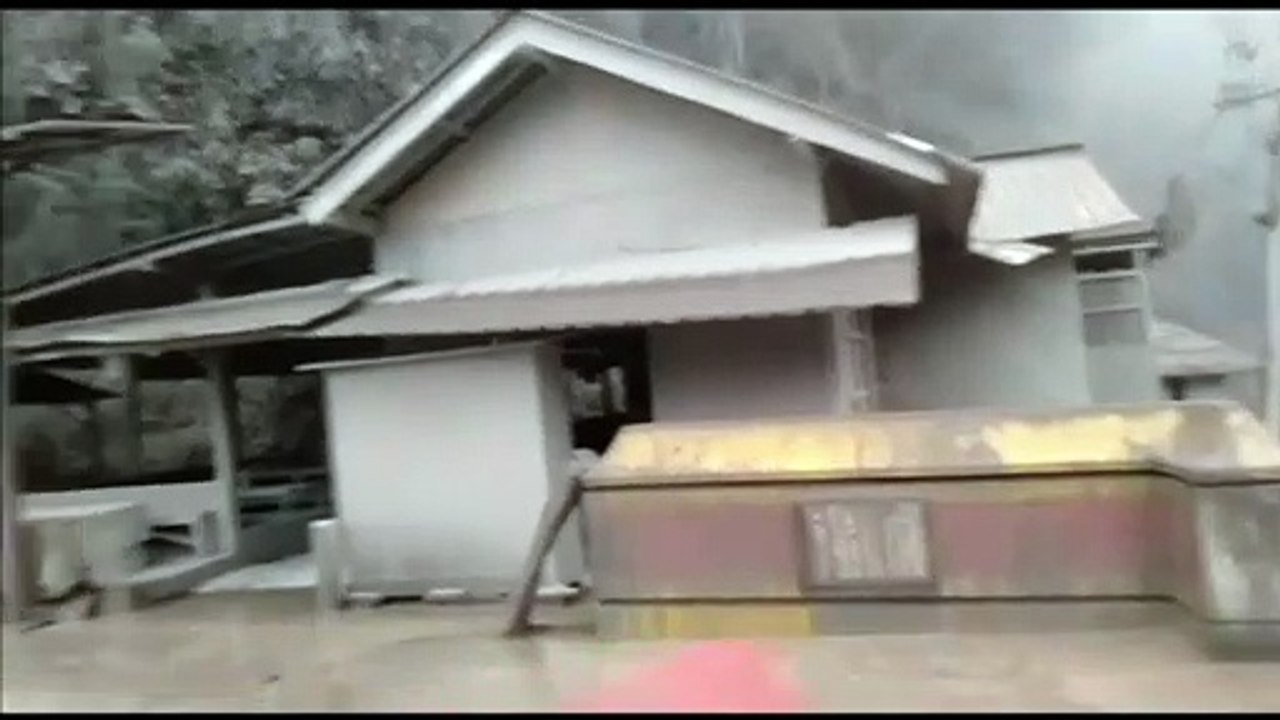 Erupção do vulcão Semeru na ilha de Java