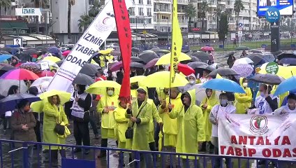 İzmir’de Aile Hekimleri Sözleşmeye Karşı Alana Çıktı
