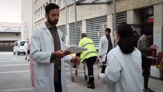 Plus belle la vie - Jean-Paul entend une conversation entre le docteur Riva et le docteur Vidal