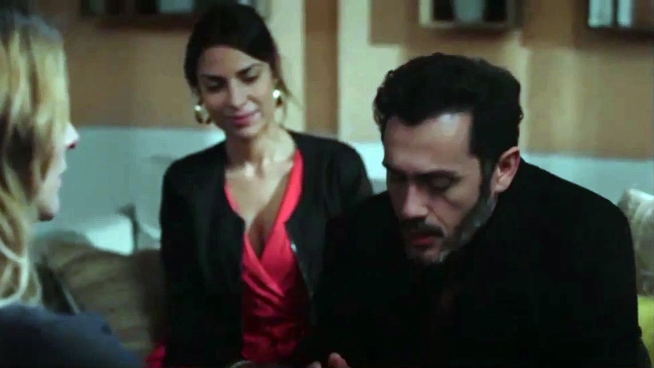 Plus belle la vie - Estelle en panique ! Francesco sur le point de découvrir son amant