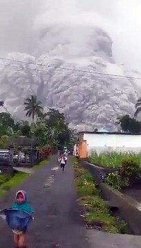 Erupción del volcán Semeru provoca evacuación de miles de personas en la isla indonesia de Java